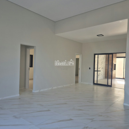 Casa térrea à venda com 4 quartos, sendo 2 suítes, no condomínio Alto da Floresta, Bom Jesus dos Perdões - SP