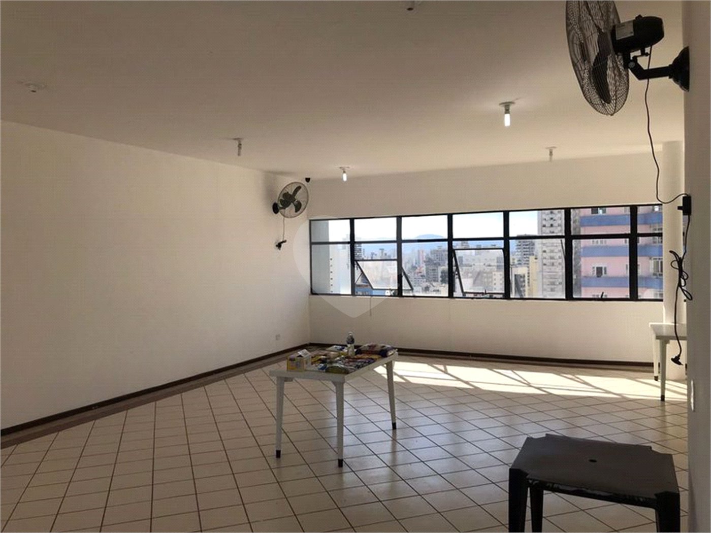 Apartamento mobiliado de 32m2 com 1 dormitório e 1 vaga para locação na Santa Cecília