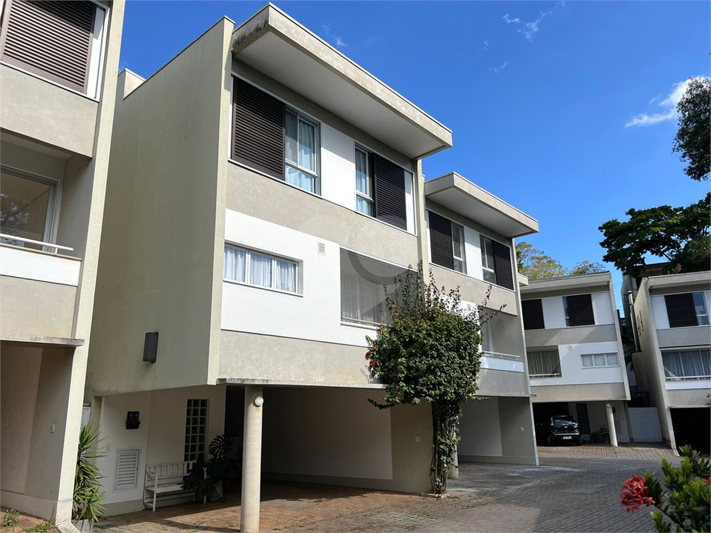Casa à venda com 4 quartos, sendo 3 suítes,  no condomínio Domus, São Paulo - SP