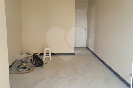 Apartamento à venda com 3 quartos, sendo 1 suíte, em Conjunto Residencial Irai, Suzano, SP