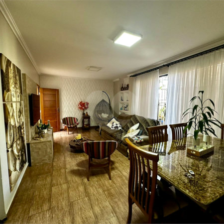 Casa com Piscina e Churrasqueira | 2 Suítes | Edícula | 3 Vagas | 275m²