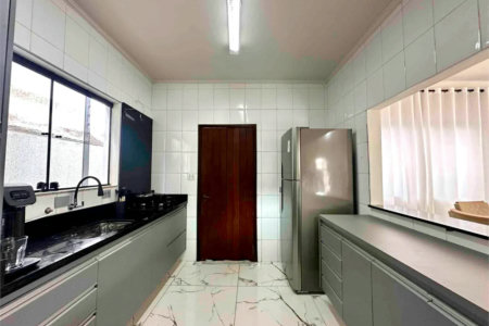 Sobrado à venda com 5 quartos, sendo 3 suítes, em Cidade Nova Peruíbe, Peruíbe, SP