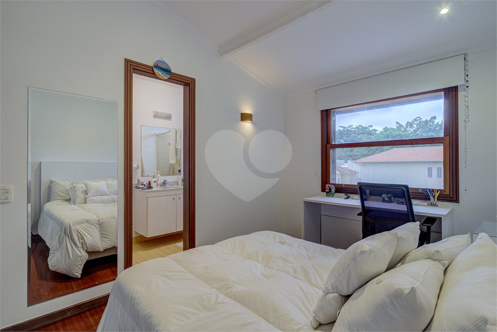 Casa à venda com 4 quartos, sendo 2 suítes, no condomínio Vila Antonieta, São Paulo - SP