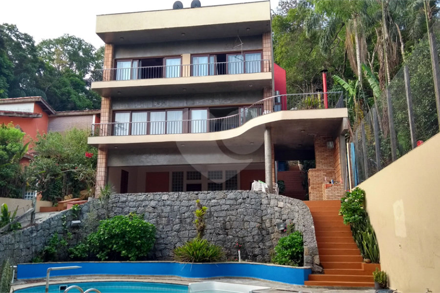 Casa à venda com 4 quartos, sendo 2 suítes, no condomínio Champs Elysees Village, Mairiporã - SP