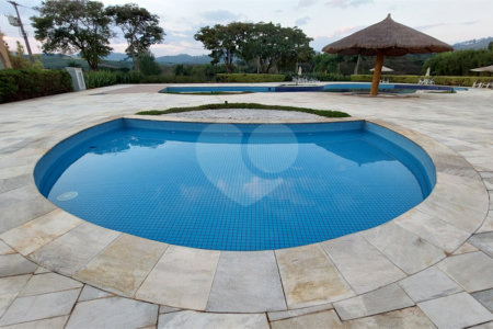 Casa à venda ou para alugar com 4 suítes no condomínio Figueira Garden, Atibaia - SP