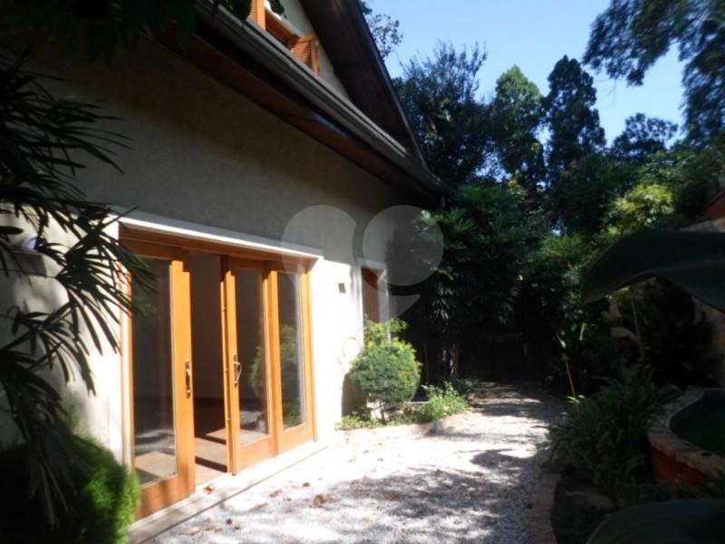 Casa à venda com 4 suítes no condomínio Jardim das Azaléias, São Paulo - SP