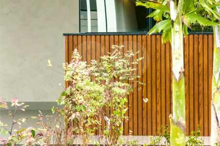 Casa Térrea – Condomínio Maria Cândida - 300 m² de terreno - 212 m² de área construída - 4 vagas de garagem, sendo 2 cobertas - Sala de jantar e estar integradas, com pé-direito duplo e cortina - 3 suítes com ar-condicionado, sendo 1 master com closet – planejado – Roupeiro – Escritório - Cozinha