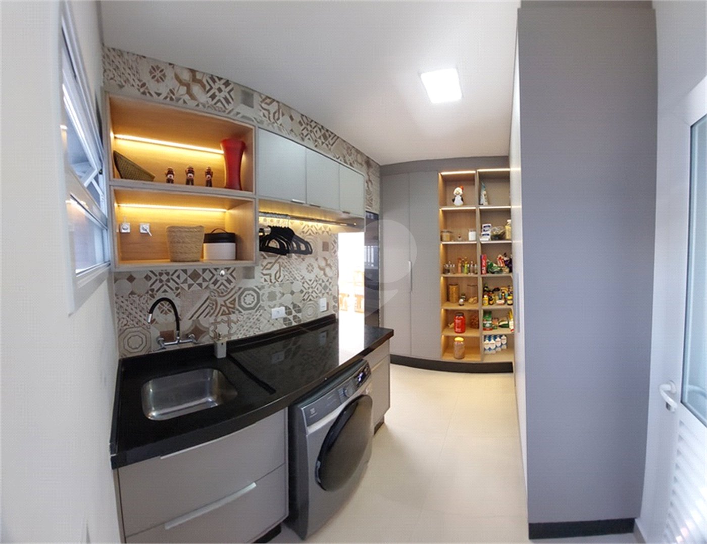 Casa à venda ou para alugar com 4 suítes no condomínio Figueira Garden, Atibaia - SP
