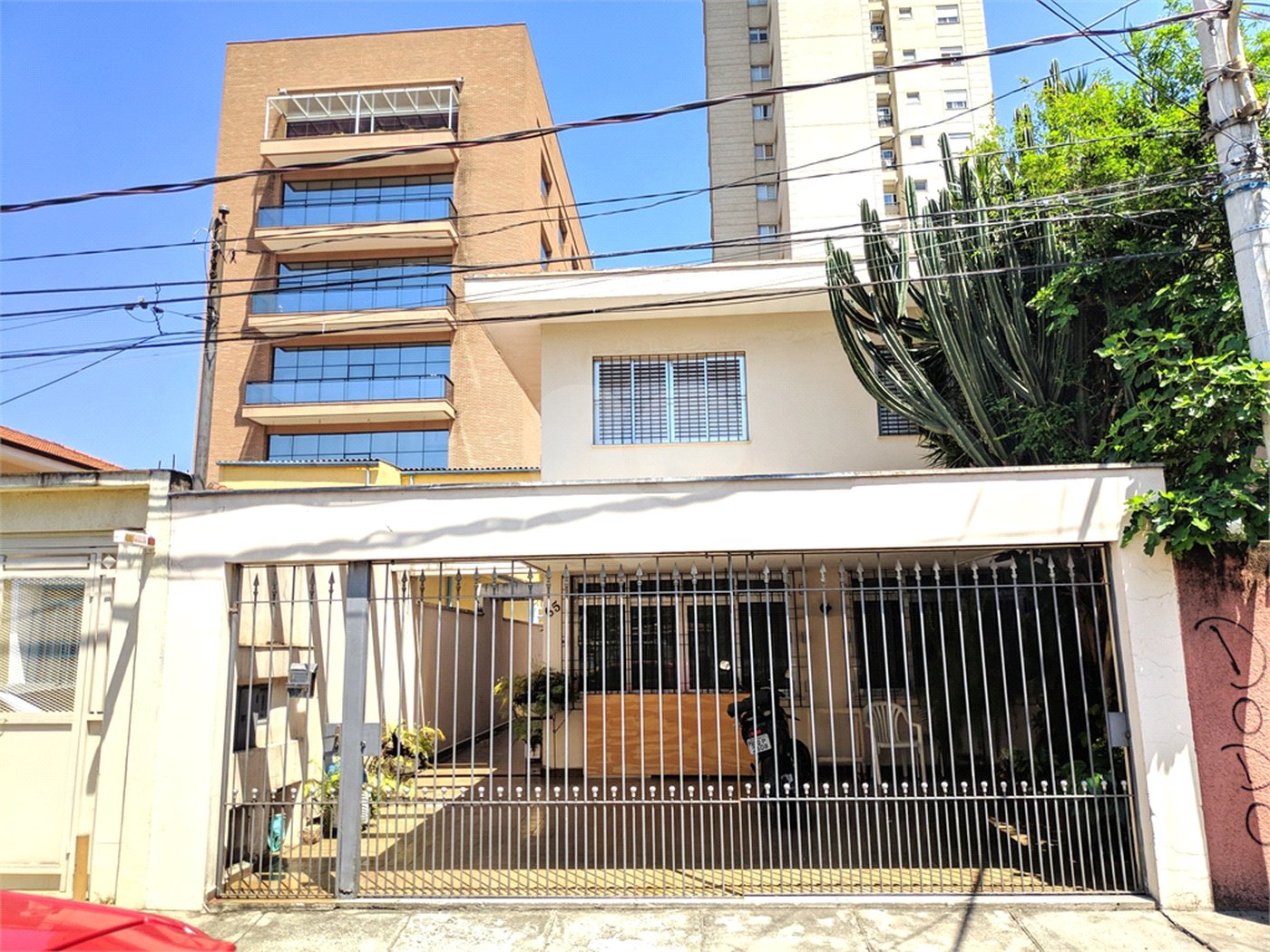 Sobrado à venda com 5 quartos, sendo 1 suíte,  em Vila Nova Conceição, São Paulo, SP