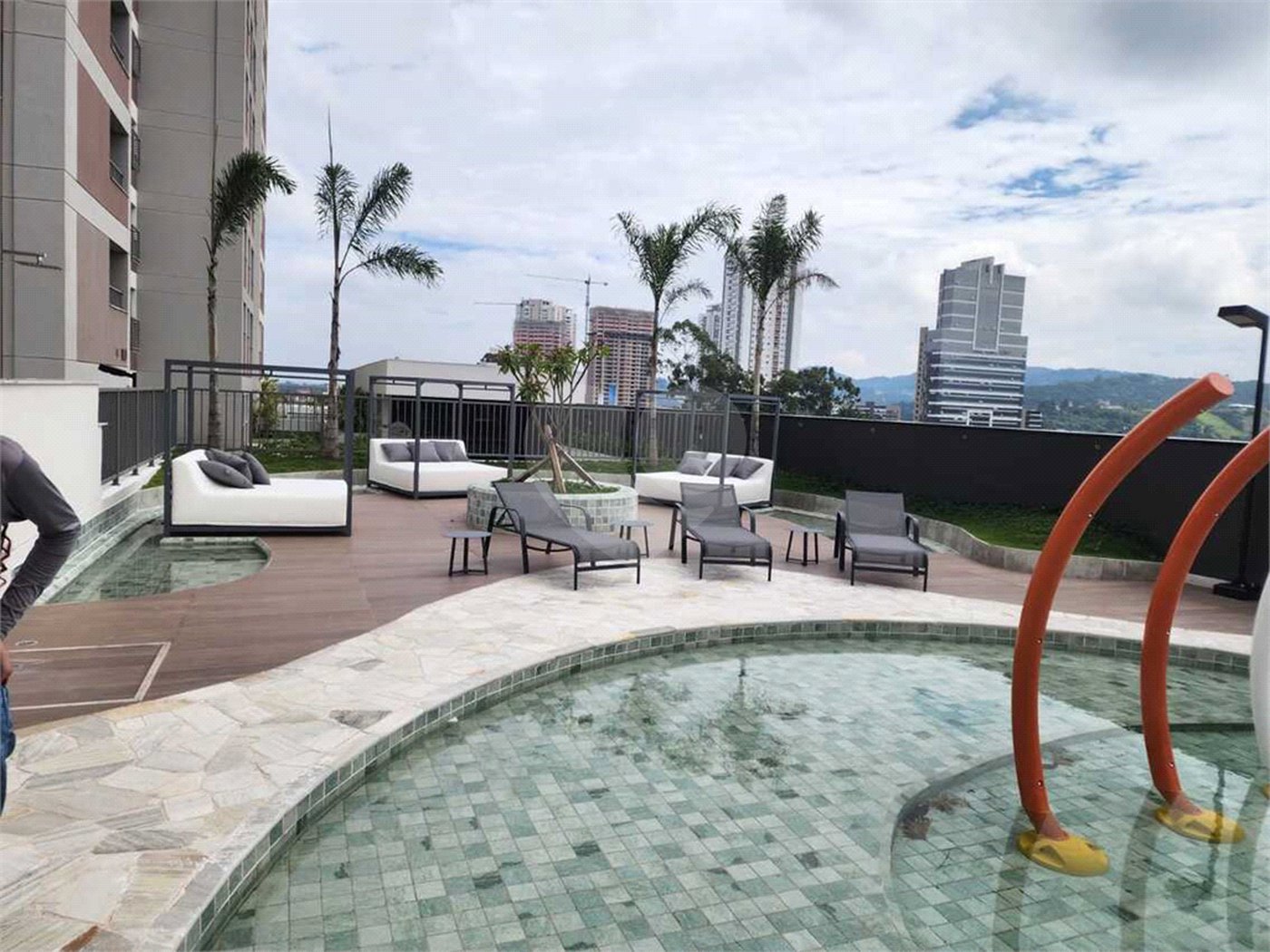 Apartamento à venda com 3 quartos, sendo 1 suíte,  em Vila Suissa, Mogi das Cruzes, SP