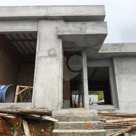 Casa à venda com 3 quartos, sendo 1 suíte, no condomínio Loteamento Parque Residencial Serras de Atibaia Ii, Atibaia - SP