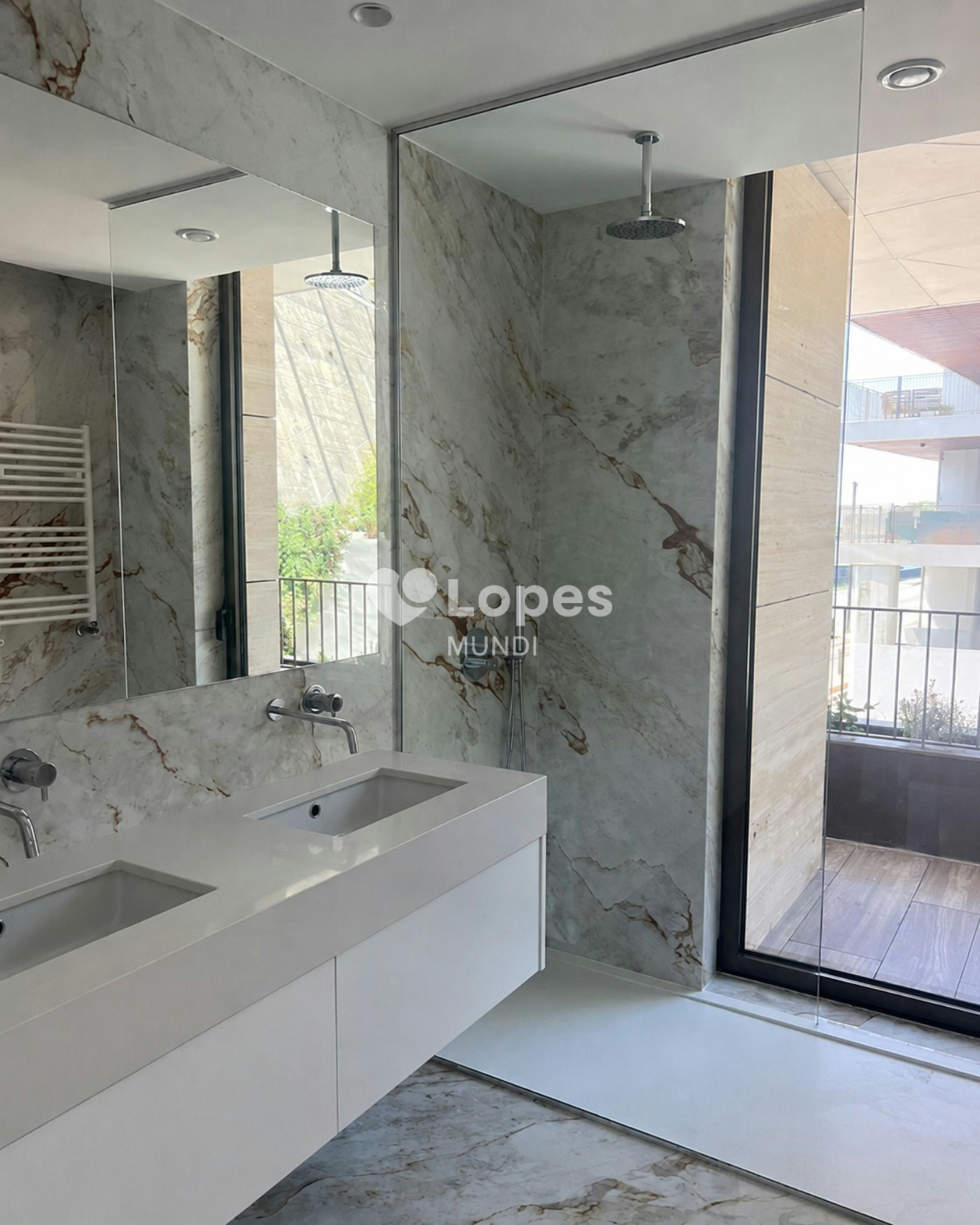 Apartamento T4 à venda em Lordelo do Ouro, Porto, Portugal – 240 m²