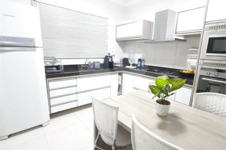 Sobrado à venda com 3 quartos, sendo 1 suíte, em Vila Suissa, Mogi das Cruzes, SP