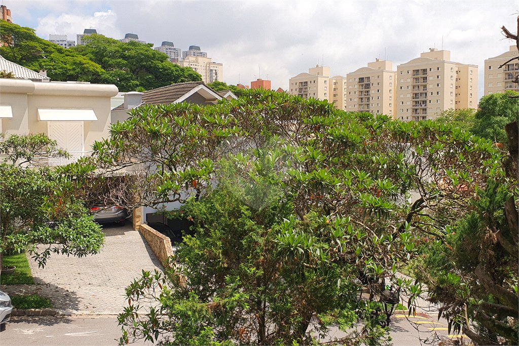 Casa à venda com 4 quartos, sendo 3 suítes,  no condomínio Vila das Flores, São Paulo - SP