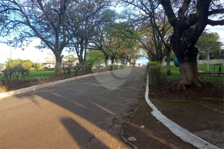 Casa à venda com 5 quartos, sendo 1 suíte, no condomínio Village da Serra, Araçoiaba da Serra - SP