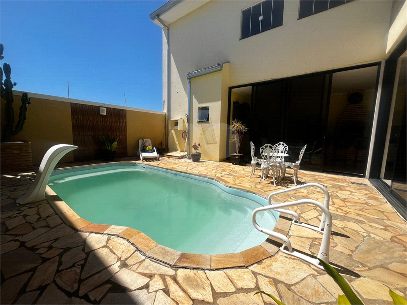 Casa à venda com 4 quartos, sendo 2 suítes, em Vila Nastri, Itapetininga, SP