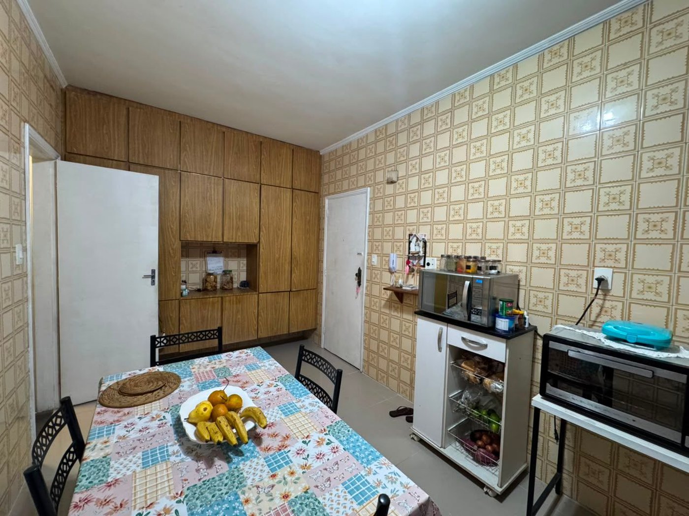 Apartamento com 2 dormitórios e suíte + dependência de serviço completa na Ponta da Praia – Localização privilegiada próximo à Praça Dino Bueno