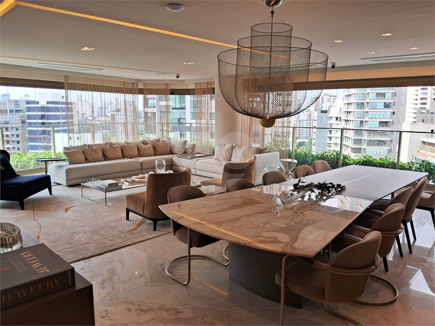 Apartamento à venda com 3 suítes em Moema, São Paulo, SP