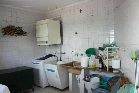 Sobrado à venda com 4 quartos, sendo 2 suítes, em Vila das Mercês, São Paulo, SP