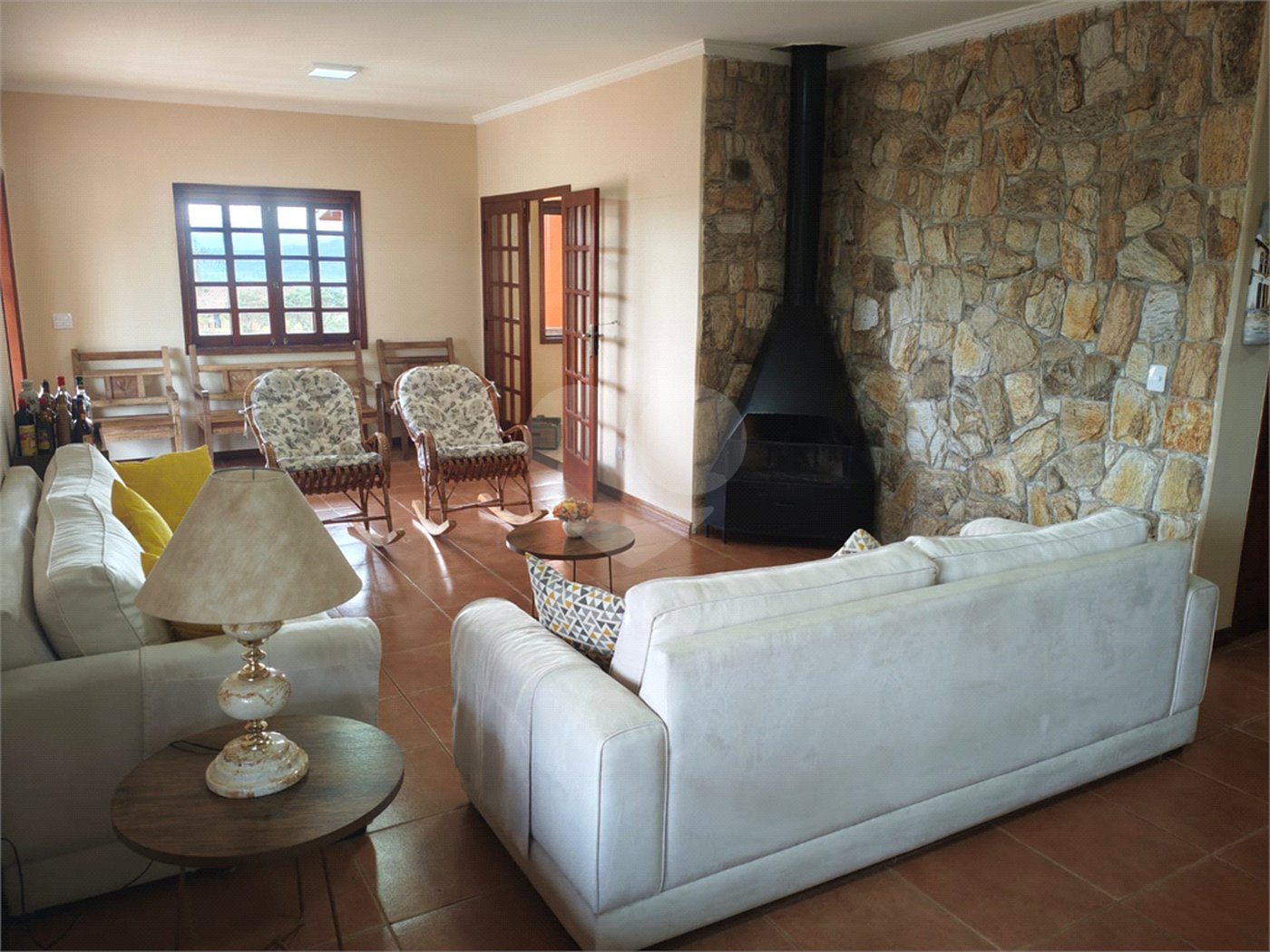 Casa à venda com 4 quartos, sendo 2 suítes,  em Country Residencial Felix, Bom Jesus dos Perdões, SP