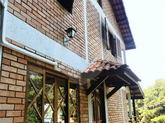 Casa à venda ou para alugar com 3 quartos, sendo 1 suíte,  no condomínio Parque Suiça, Caieiras - SP