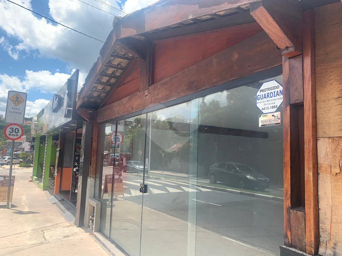Salão Comercial 150m² na Lucas Nogueira Garcez - Atibaia - SP