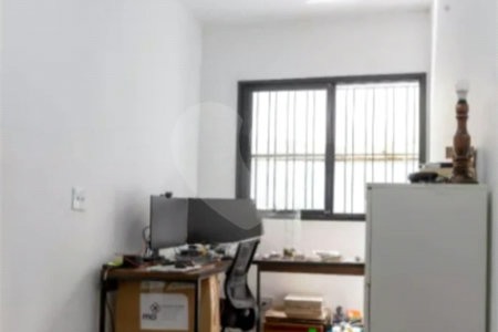 Sua oportunidade única na Vila Gumercindo! Casa espaçosa de 257m² com 4 dormitórios (sendo 2 suítes), 2 vagas de garagem e excelente localização, venda.