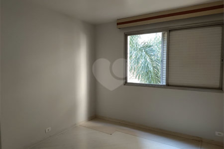 Apartamento à venda com 3 quartos, sendo 1 suíte, em Moema, São Paulo, SP