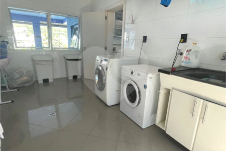 Casa à venda com 5 quartos, sendo 3 suítes, no condomínio Swiss Park, São Bernardo do Campo - SP