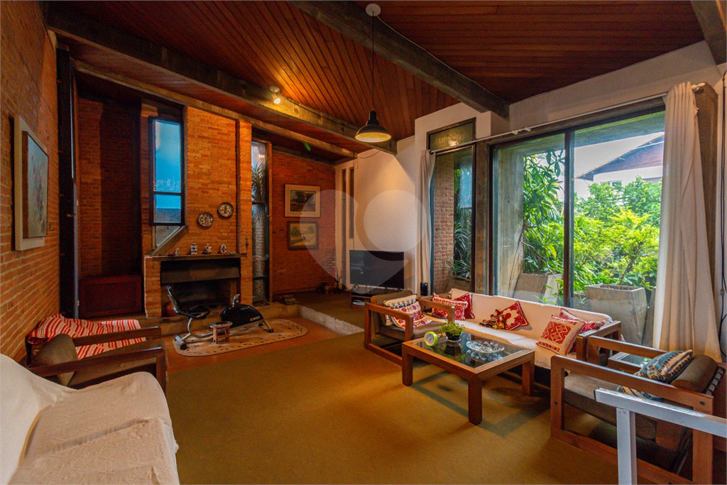Casa à venda com 4 quartos, sendo 2 suítes, em Jardim Prudência, São Paulo, SP