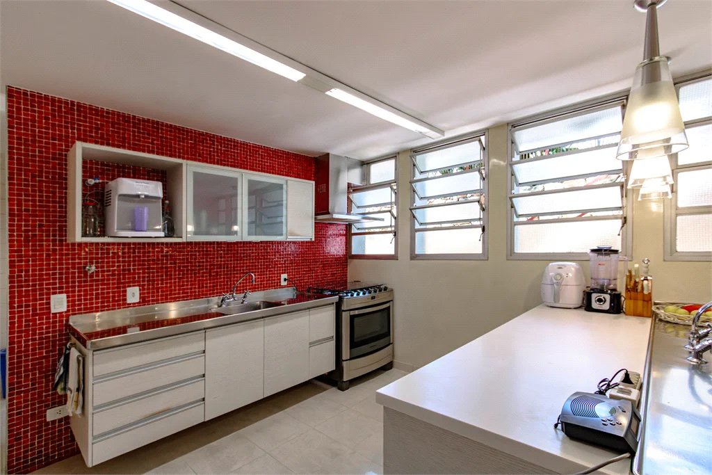 Casa à venda com 4 quartos, sendo 1 suíte,  em Jardim Leonor, São Paulo, SP