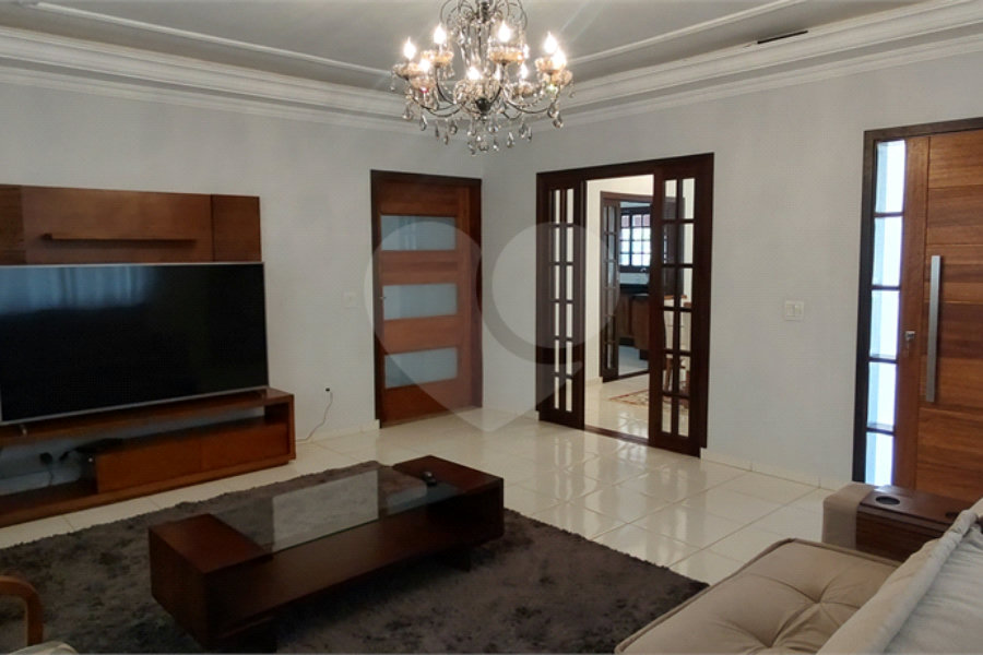 Casa à venda com 4 suítes no Centro, Extrema, MG
