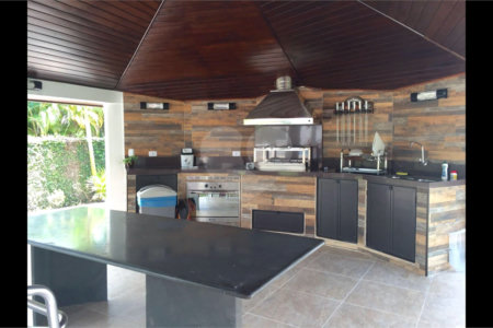 Casa à venda com 8 quartos, sendo 6 suítes,  no condomínio Acapulco, Guarujá - SP