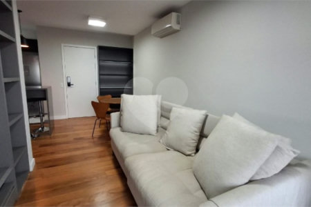 Apartamento com dois dormitórios sendo um climatizado, com duas vagas de garagem.