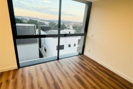 Casa à venda com 4 quartos, sendo 3 suítes, no condomínio Real Park Arujá, Arujá - SP