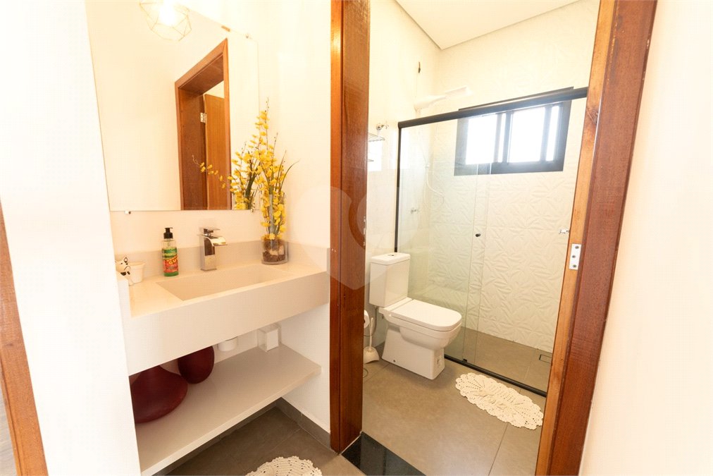 Casa à venda com 4 quartos, sendo 1 suíte, no condomínio Residencial Pinheiros do Lago, Alambari - SP