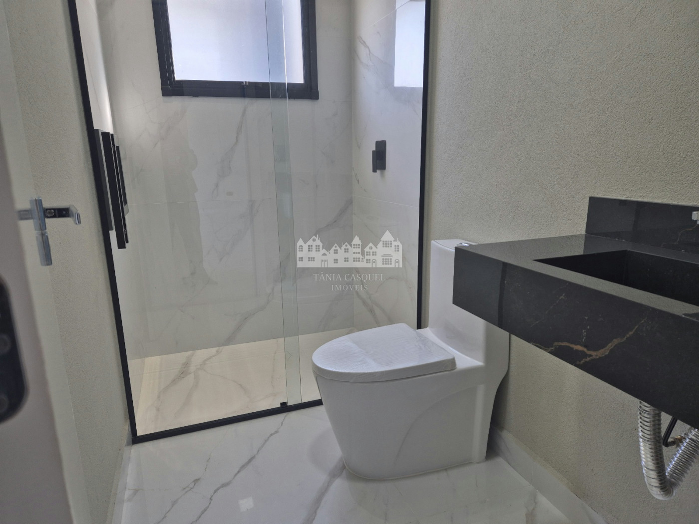 Casa térrea à venda com 4 quartos, sendo 2 suítes, no condomínio Alto da Floresta, Bom Jesus dos Perdões - SP