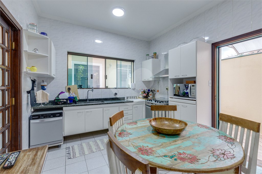 Sobrado à venda com 4 quartos, sendo 1 suíte, em Alto da Boa Vista, São Paulo, SP