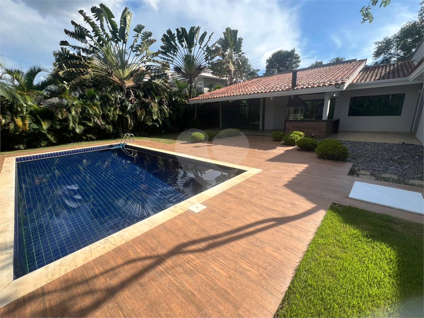 Casa à venda ou para alugar com 4 quartos, sendo 2 suítes, no condomínio Lago Azul, Araçoiaba da Serra - SP