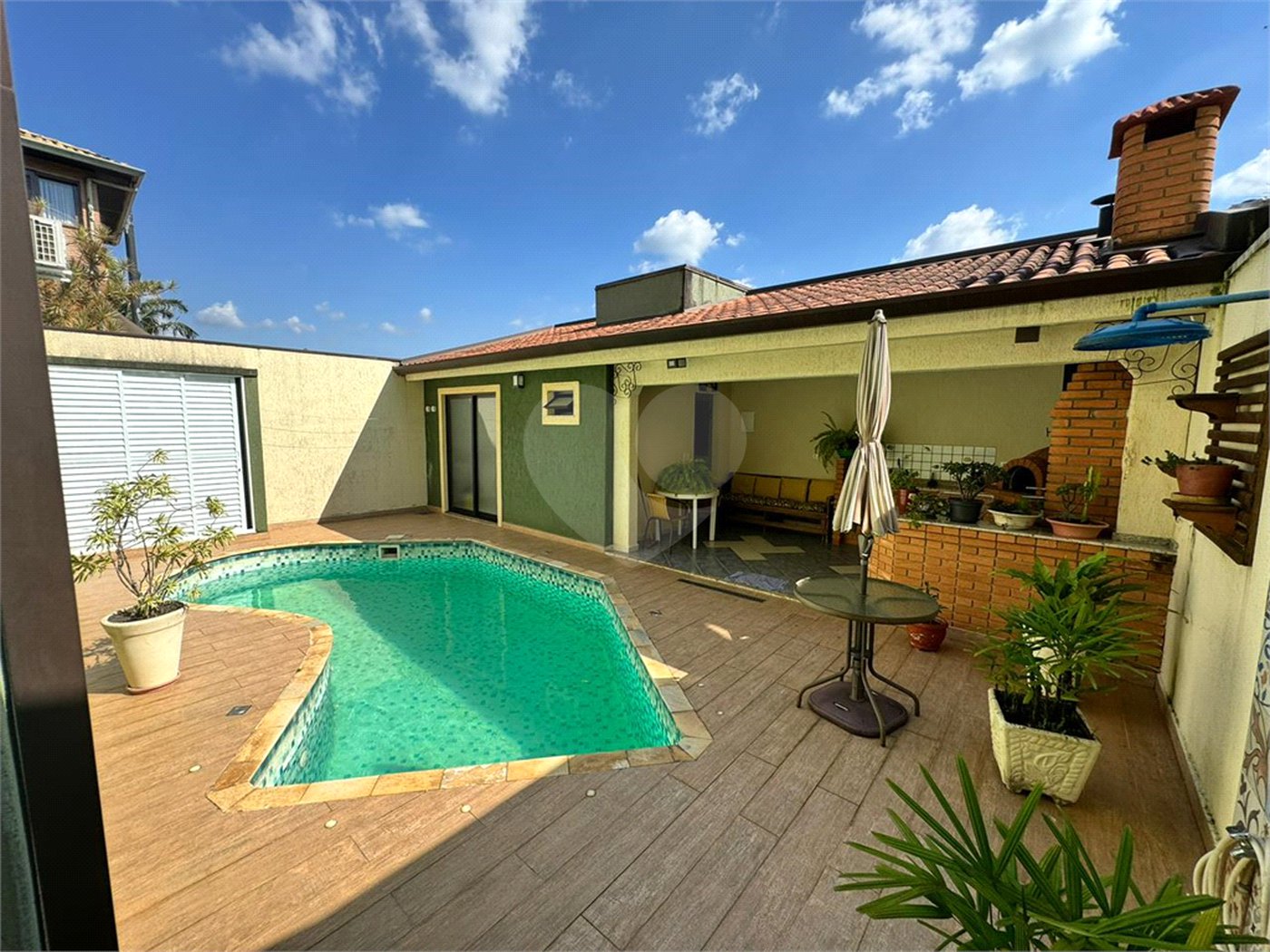 Casa à venda com 3 quartos, sendo 1 suíte, no condomínio Residencial Jardim das Flores 1510, Cotia - SP