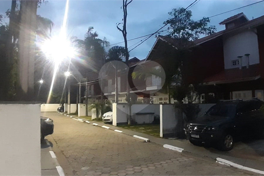 Casa à venda com 3 quartos, sendo 1 suíte, no condomínio Village Palmas, São Paulo - SP