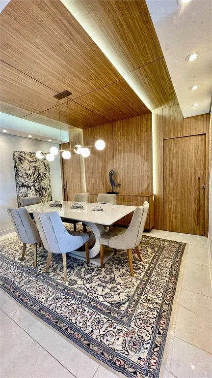 Cobertura à venda na Aclimação de 300m² com 2 vagas.