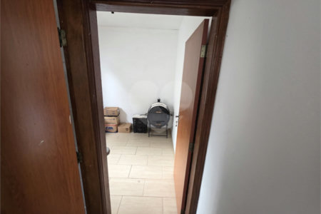 Casa térrea à venda no Douradinho com 2 quartos e edícula com mais dois quartos e 2 banheiros.