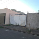 Terreno murado com portão e concertina no Jardim Embaré,