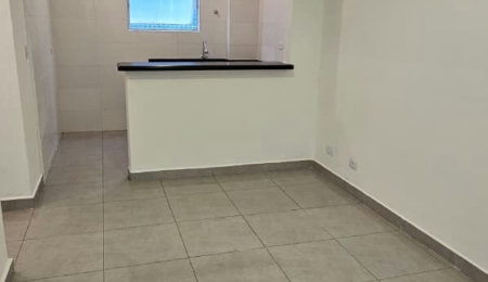 Apartamento de 01 Dormitório na Vila Caiçara — 200 m do Mar