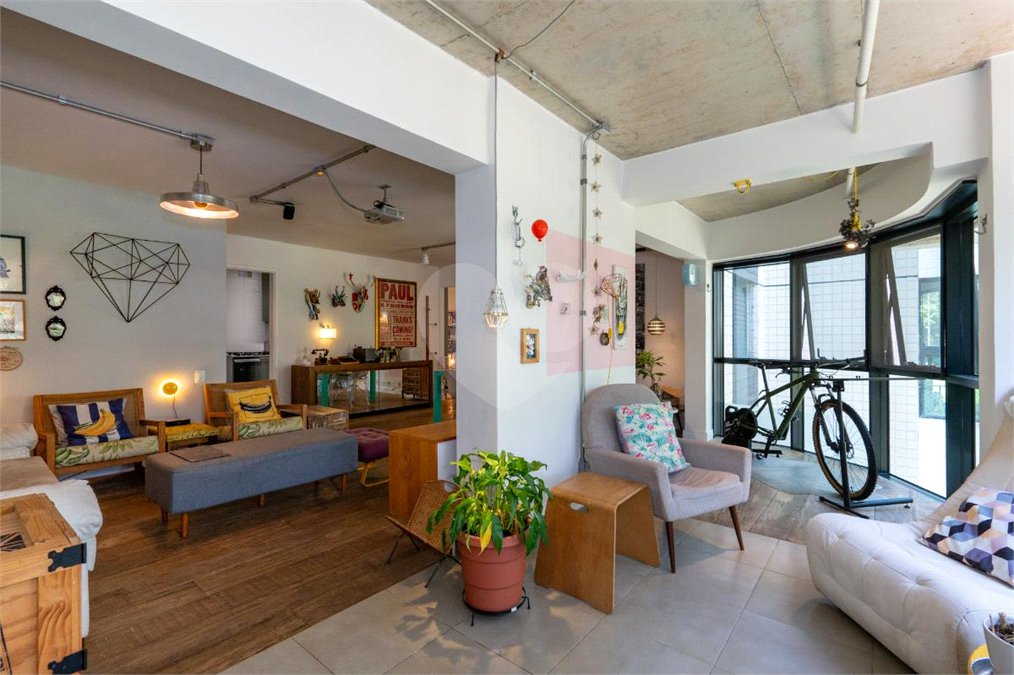 Apartamento à venda com 3 quartos, sendo 1 suíte, em Jardim Morumbi, São Paulo, SP