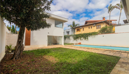 Sobrado à venda com 4 quartos, sendo 2 suítes,  em Interlagos, São Paulo, SP