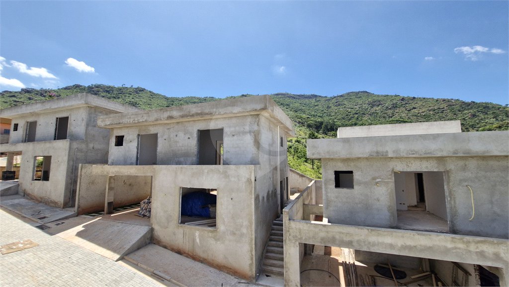 Casa à venda com 4 quartos, sendo 2 suítes, no condomínio Jaboticabeiras, Atibaia - SP