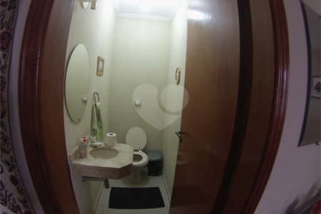 Sobrado com 4 quartos sendo 2 suítes.