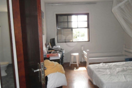 Sobrado à venda com 8 quartos, sendo 2 suítes, em Campo Belo, São Paulo, SP